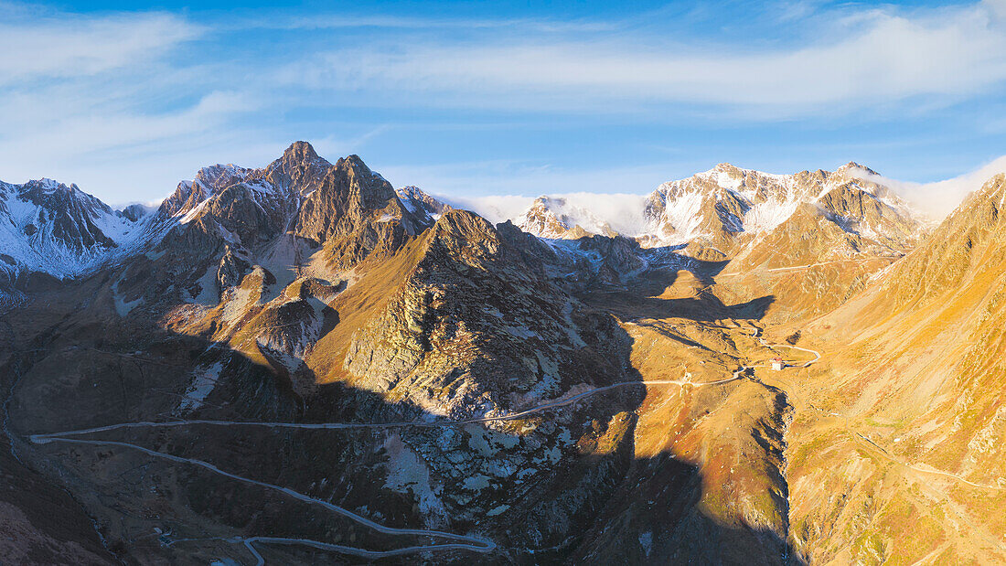 Luftaufnahme einer Drohne vom Col du Grand Satint-Bernard, Provinz Aosta, Bezirk Valle d'Aosta, Italien, Europa