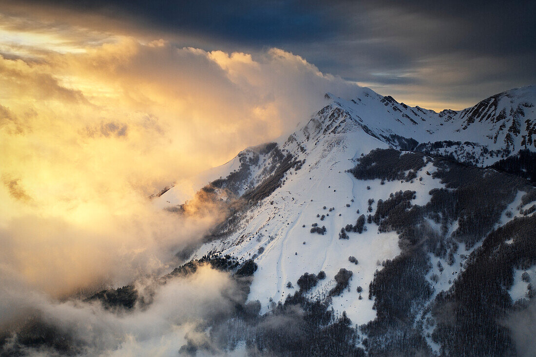 Sonnenuntergang im Winter aus der Luft, aufgenommen mit einer Drohne von Alto Mountain, Nationalpark Toskanisch-emilianischer Apennin, Cerreto Laghi, Gemeinde Ventasso, Provinz Reggio Emilia, Region Emilia-Romagna, Italien, Europa