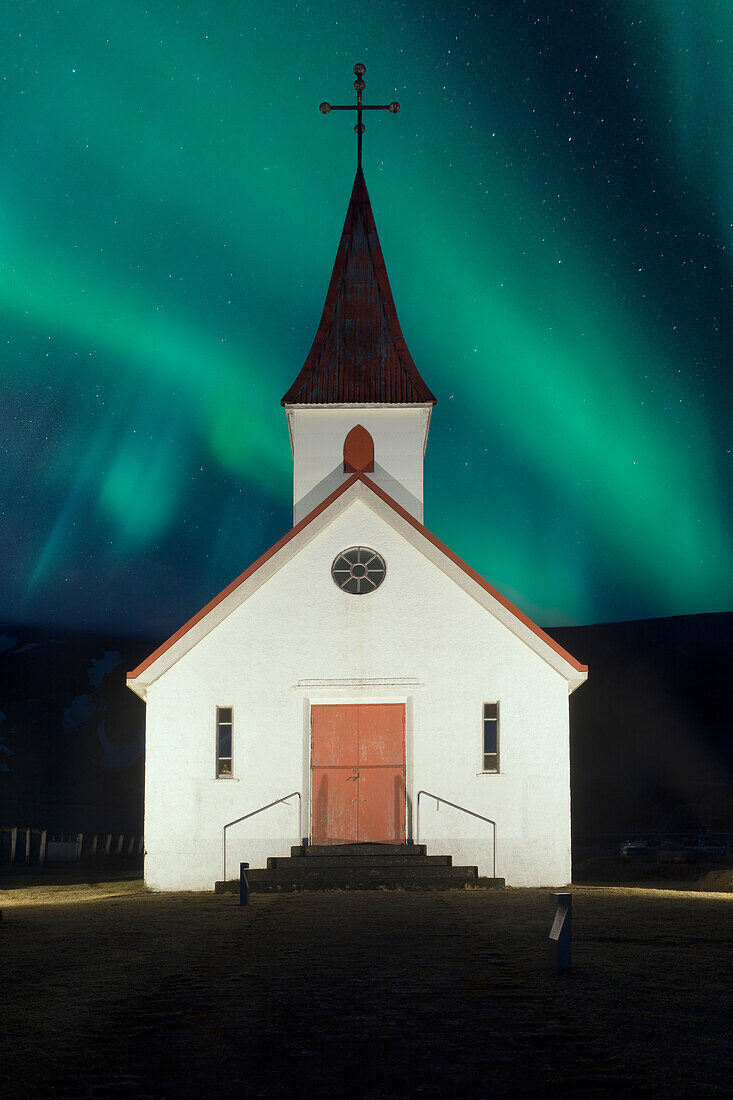 Die Reyniskirkja mit den Nordlichtern, Reynisfjara, Sudurland, Island, Europa