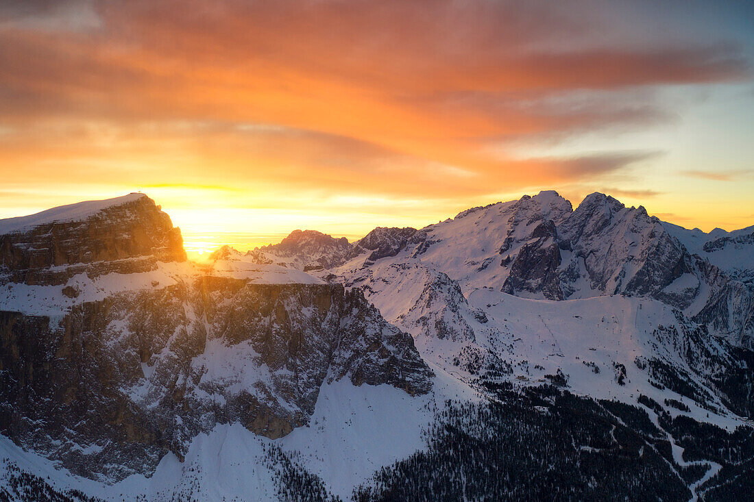 Drohnenaufnahme der Sellagruppe und der Marmolada während eines Sonnenaufgangs im Winter, Dolomiten, Unesco-Welterbe, Provinz Bozen, Bezirk Trentino-Südtirol, Italien, Europa