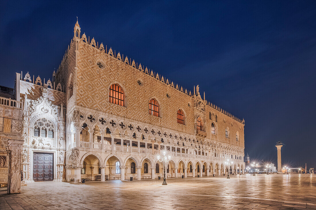 der Dogenpalast, aufgenommen an einem Herbstabend, in der Nähe des Markusplatzes, Gemeinde Venedig, Provinz Venedig, Bezirk Venetien, Italien, Europa
