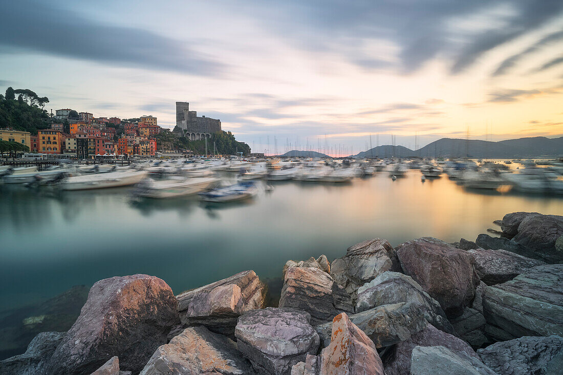 Frühlings-Sonnenuntergang in der Bucht von Lerici, Gemeinde Lerici, Provinz La Spezia, Region Ligurien, Italien, Europa