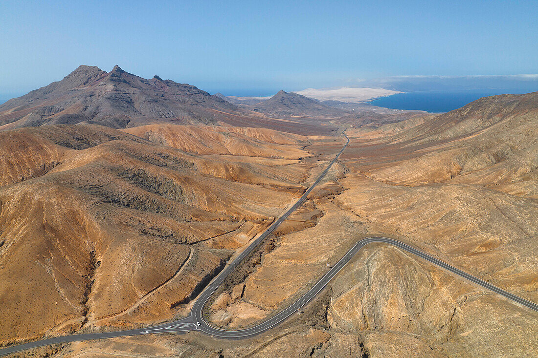 Luftaufnahme der asphaltierten Straße zum Mirador astronomico de Sicasumbre an einem Sommertag, Sicasumbre, Fuerteventura, Kanarische Insel, Spanien, Europa, aufgenommen mit einer Drohne