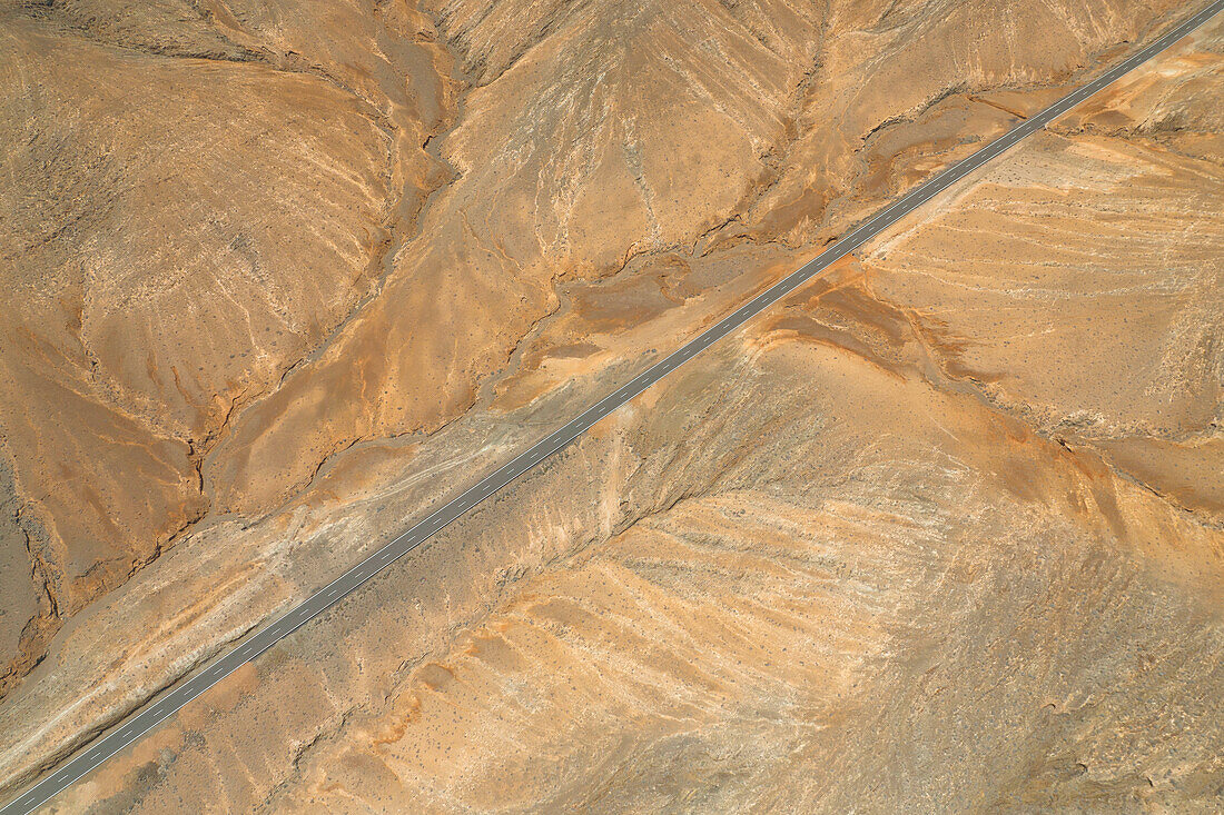 Luftaufnahme der asphaltierten Straße zum Mirador astronomico de Sicasumbre an einem Sommertag, Sicasumbre, Fuerteventura, Kanarische Insel, Spanien, Europa, per Drohne aufgenommen