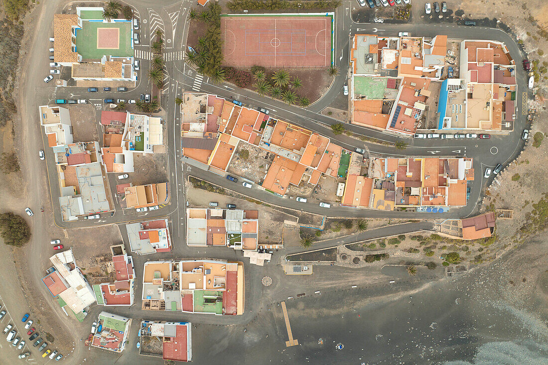 Luftaufnahme eines kleinen Fischerdorfes namens Puerto de la Pena, während eines Sommertages, Fuerteventura, Kanarische Insel, Spanien Europa