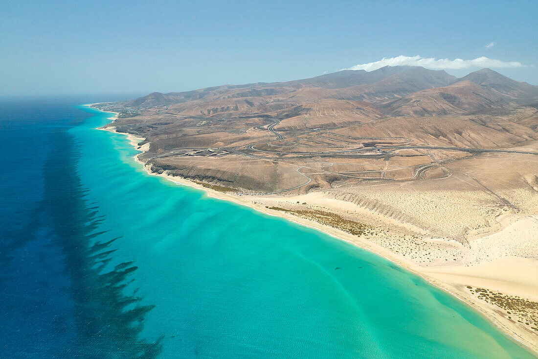 Luftaufnahme einer Drohne vom schönen Strand von Sotavento an einem sonnigen Sommertag, Fuerteventura, Kanarische Insel, Spanien, Europa