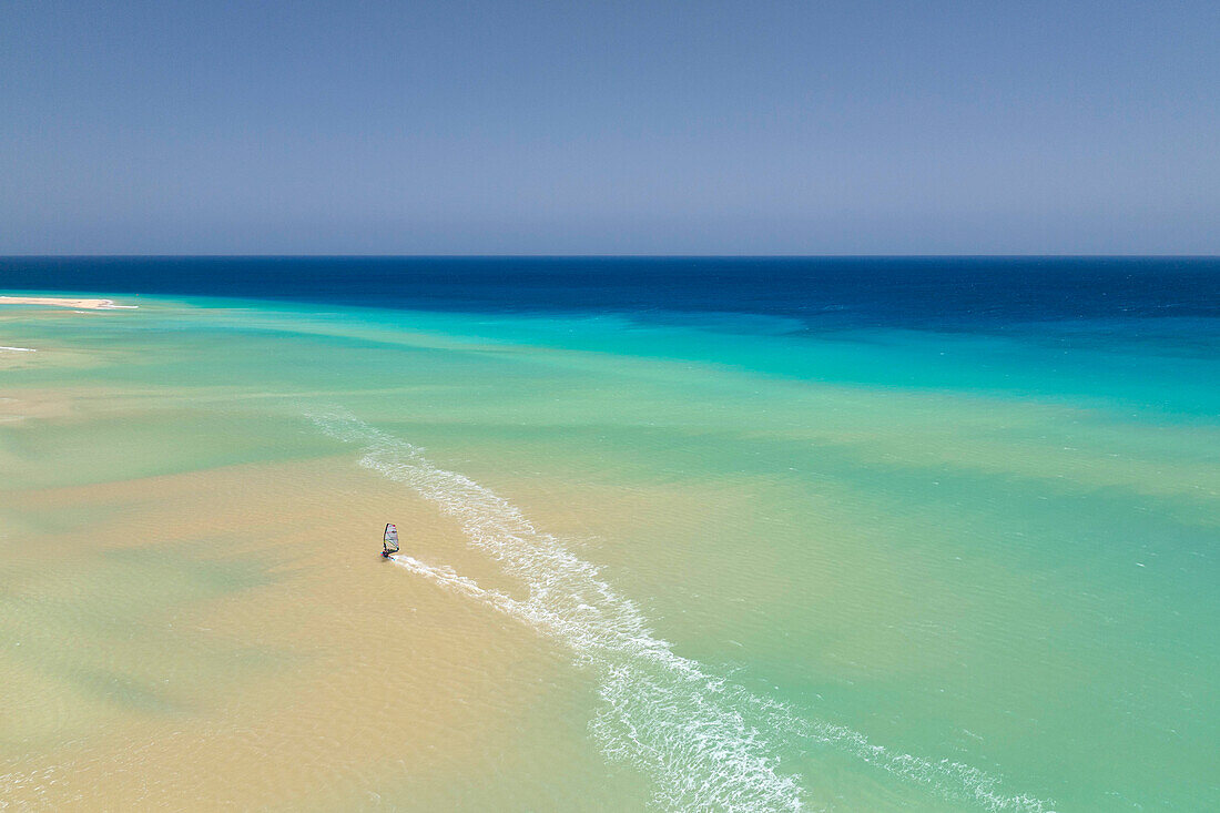 Luftaufnahme einer Drohne von einem schönen Strand von Sotavento an einem sonnigen Sommertag, Fuerteventura, Kanarische Insel, Spanien Europa