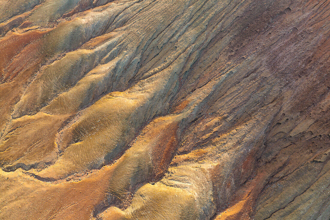 Luftaufnahme des Vulkans Montaña Roja, während eines Sommertages, Naturpark Corralejo, Fuerteventura, Kanarische Insel, Spanien, Europa, aus der Vogelperspektive