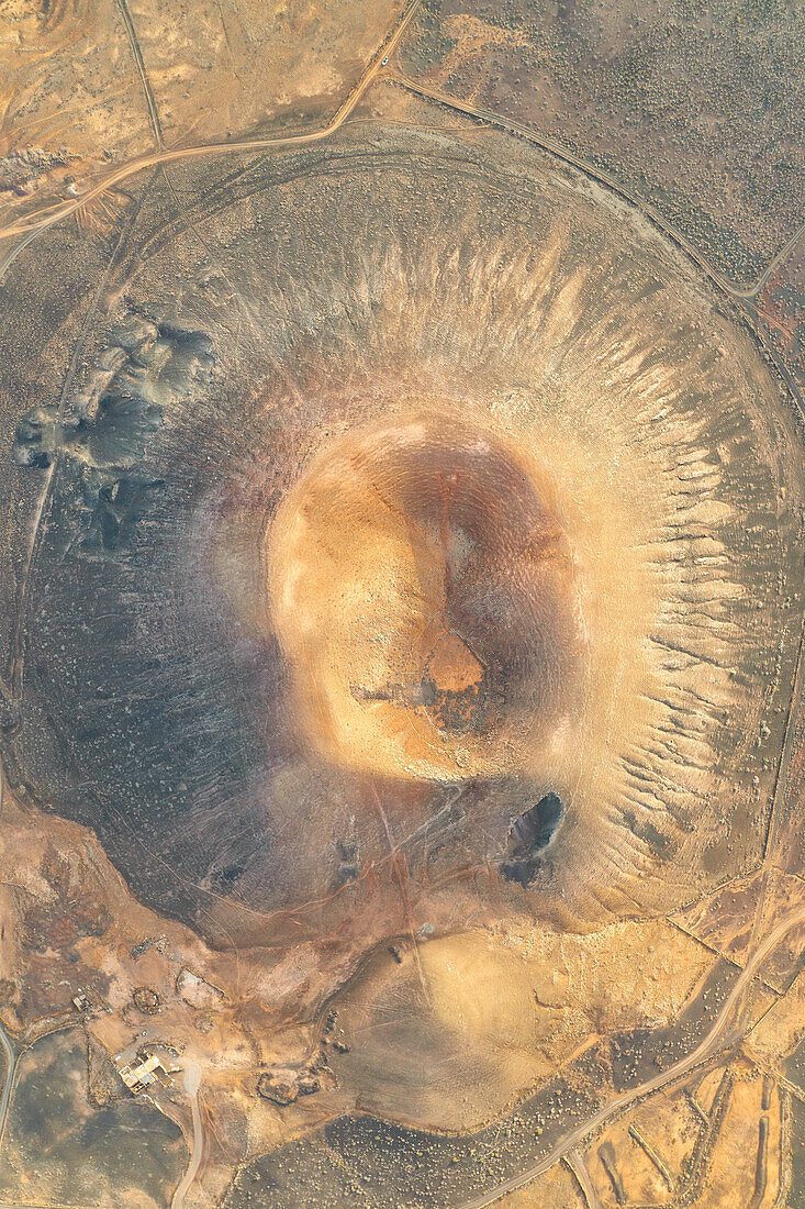 Luftaufnahme des Vulkans Montaña Negra, Naturpark Corralejo, aufgenommen an einem Sommertag, Fuerteventura, Kanarische Insel, Spanien, Europa