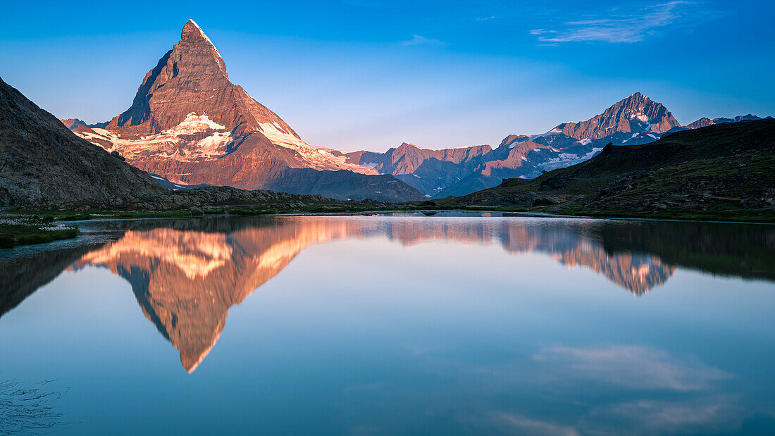 Das Matterhorn spiegelt sich im Riffelsee (Zermatt, Kanton Wallis, Visp, Schweiz, Europa)