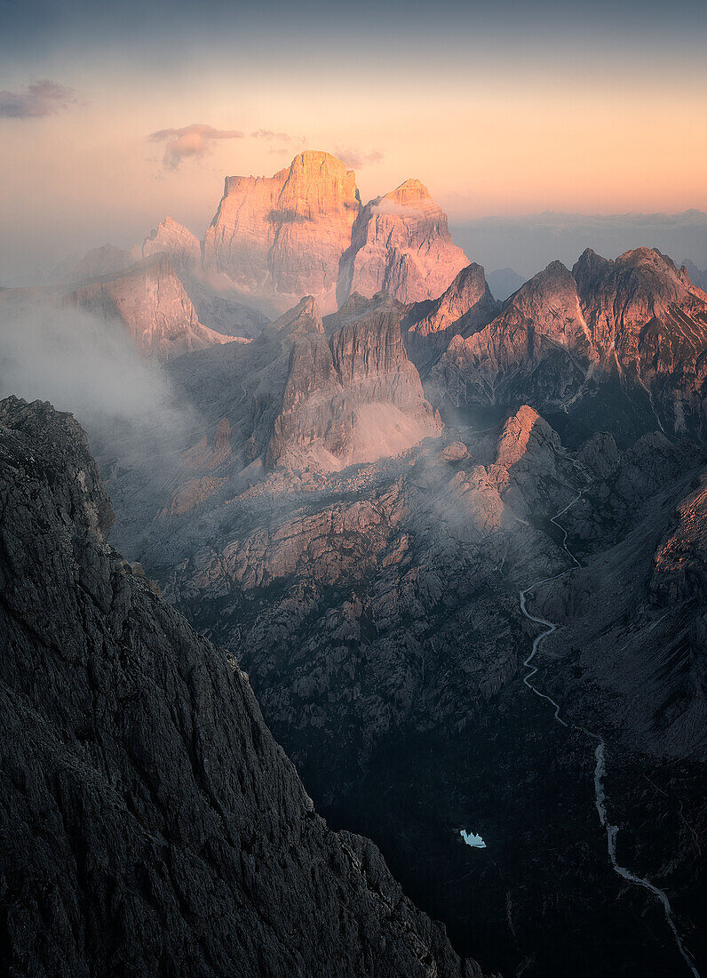 Gruppe von Dolomitenbergen bei Sonnenuntergang, Lagazuoi, Belluno. Italien.