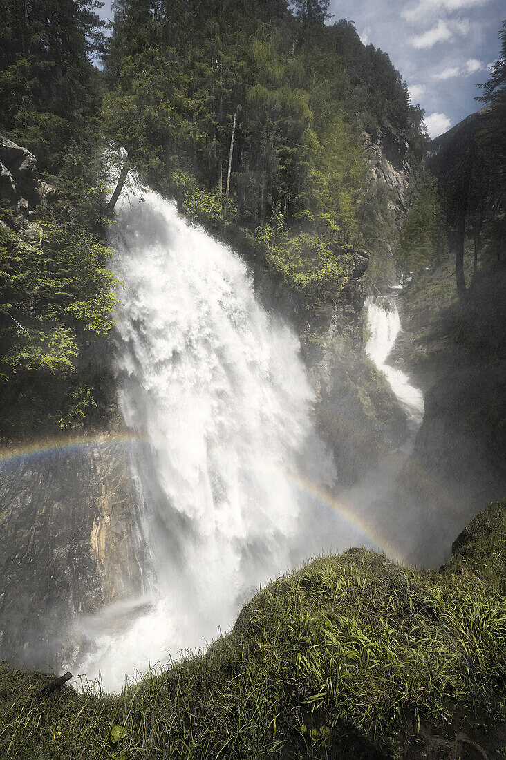 Mächtiger Wasserfall mit Regenbogen, Campo Tures, Riva, Bozen, Südtirol, Italien.