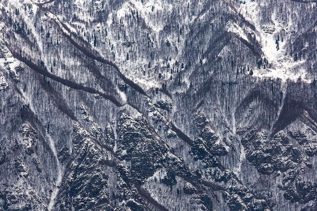 Schneetexturen auf Bergen im Terragnolo-Tal, Trentino, Italien