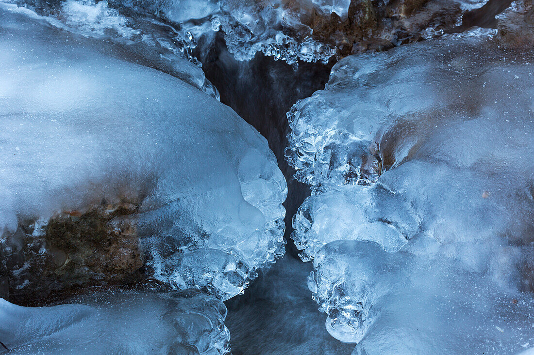 Eisbildung in einem Gebirgsbach im Trentino, Italien