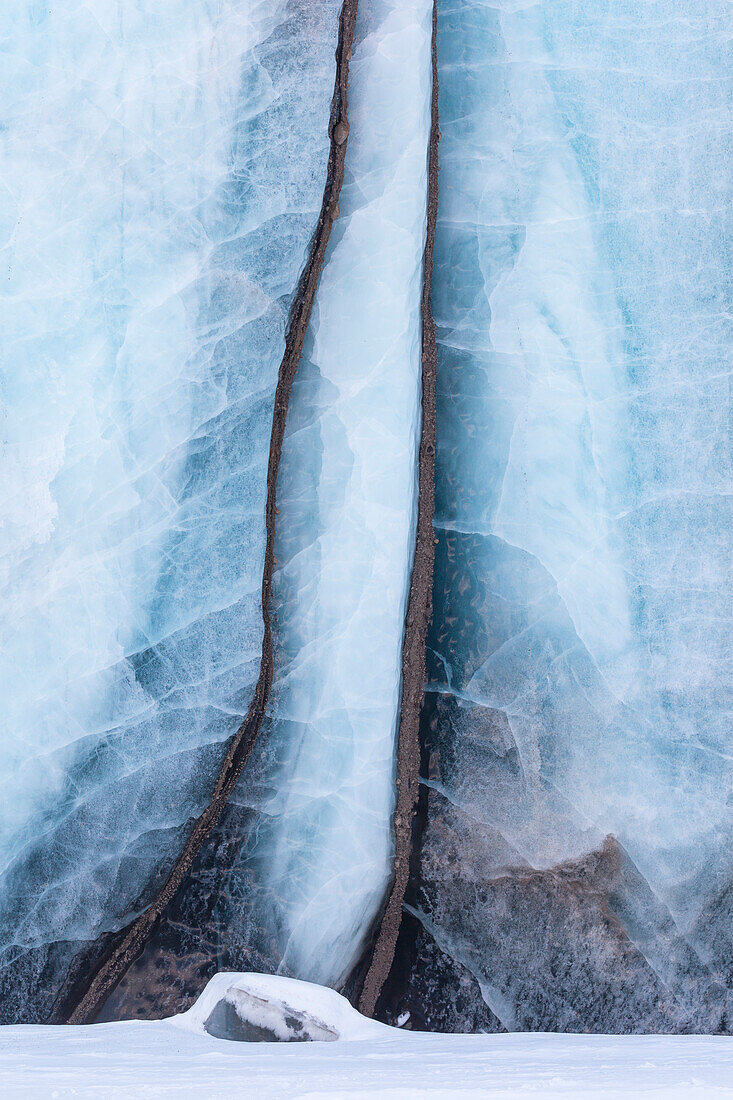 Vertikales Detail auf einem Gletscher auf den Svalbard-Inseln, Norwegen, Europa