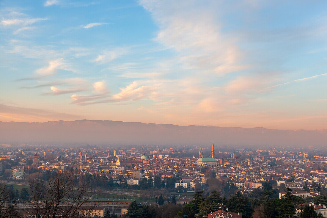 Die Altstadt von Vicenza bei Sonnenuntergang vom Monte Berico aus gesehen, Vicenza, Venetien, Italien