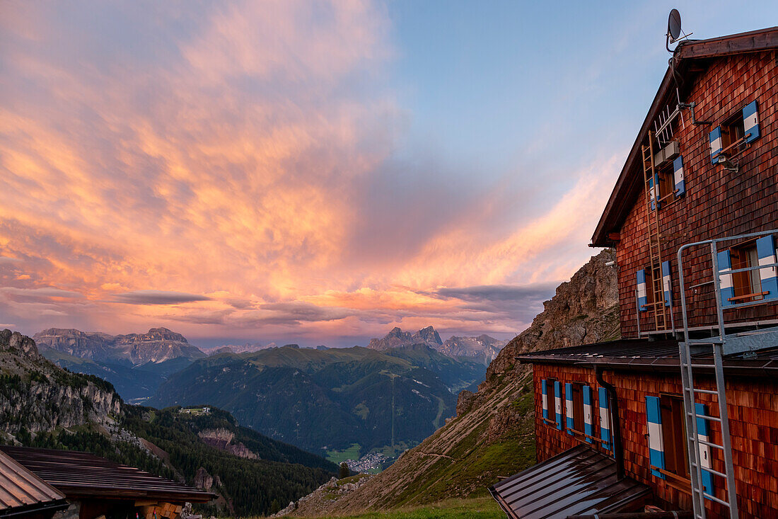 Roda di Vael Hütte bei Sonnenuntergang, mit Sella und Marmolada im Hintergrund, Dolomiten, Rosengartengruppe, Fassatal, Provinz Trient, Trentino-Südtirol, Italien
