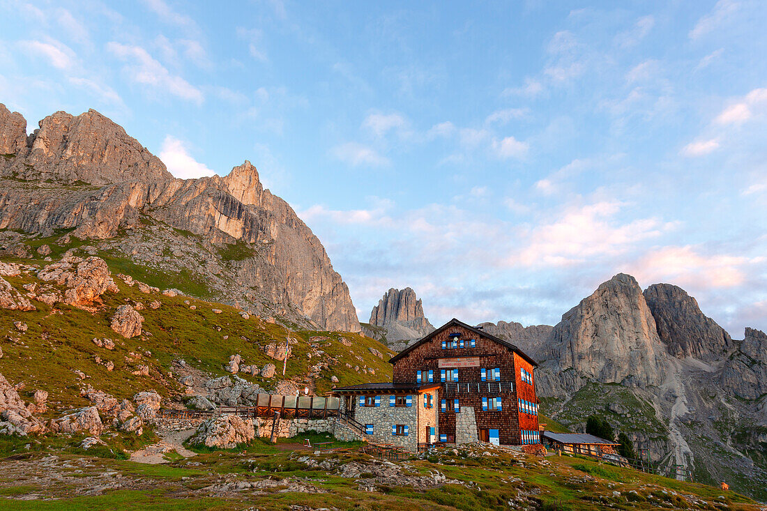 Roda di Vael Hütte bei Sonnenaufgang, Dolomiten, Rosengartengruppe, Fassatal, Provinz Trient, Trentino-Südtirol, Italien