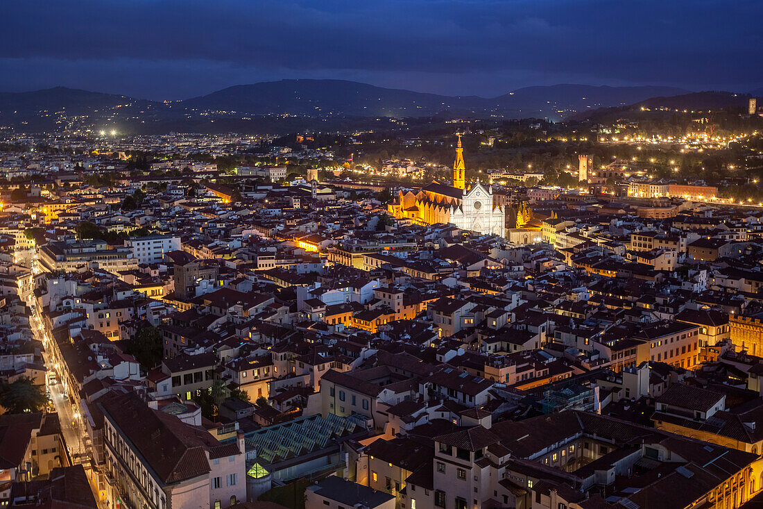 Die Kirche Santa Croce und die Altstadt von Florenz von der Brunelleschi-Kuppel aus gesehen, Florenz, Toskana, Italien