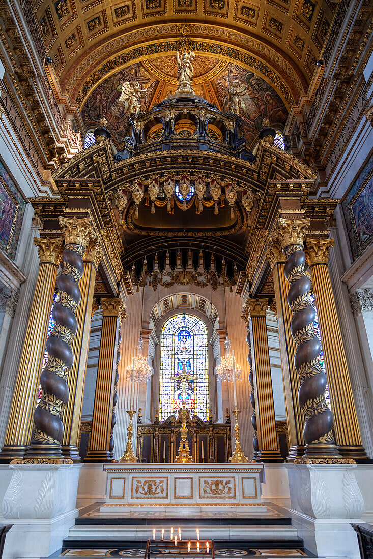 Die Apsis und der Hochaltar der St. Paul's Cathedral, London, Großbritannien, UK