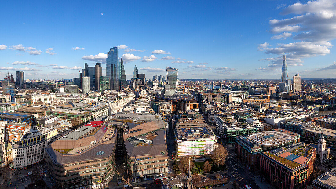 Panoramablick auf die City of London von der Golden Gallery der St. Paul's Cathedral, London, Großbritannien, UK