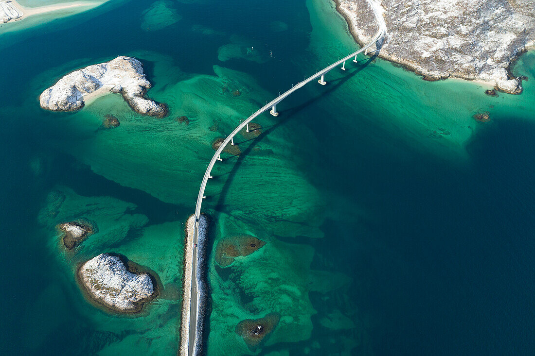 Drohnenaufnahme der Brücke, die die Insel Sommaroy mit dem Festland verbindet, Provinz Troms, Nordnorwegen, Europa