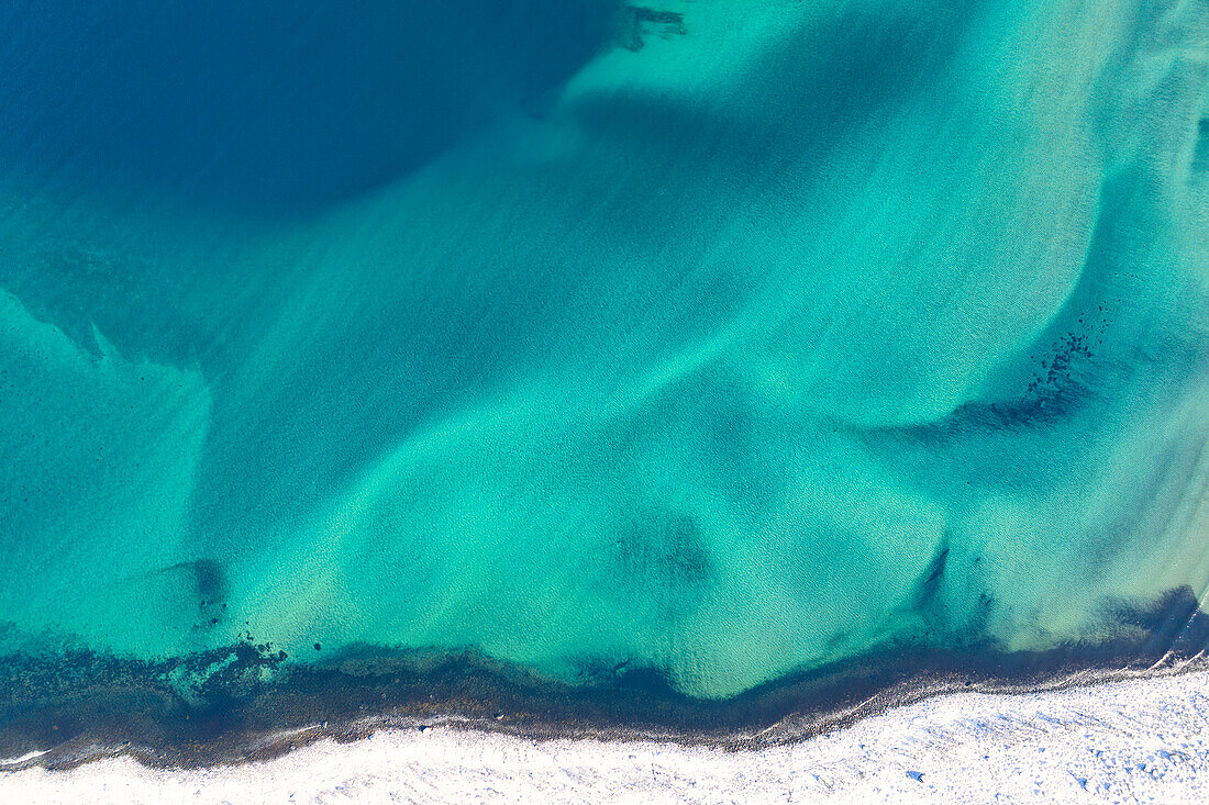 Luftaufnahme aus der Drohne von einer Meeresfarbe, Senja, Norwegen, Europa
