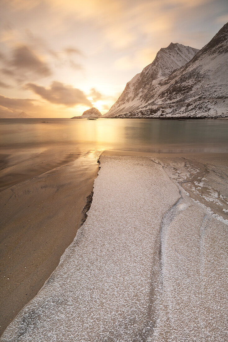 eine Langzeitbelichtung, um das Licht des Sonnenuntergangs am Haukland Strand während eines Wintertages einzufangen, Vestvagoy, Lofoten Insel, Norwegen, Europa