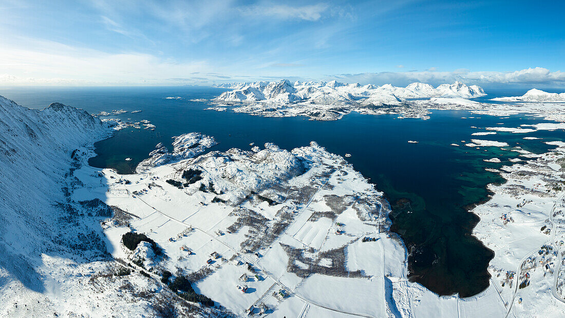 Panoramablick aus der Vogelperspektive, aufgenommen mit einer Drohne in der Bucht von Leknes an einem Wintertag, Vestvagoy, Lofoten, Norwegen, Europa