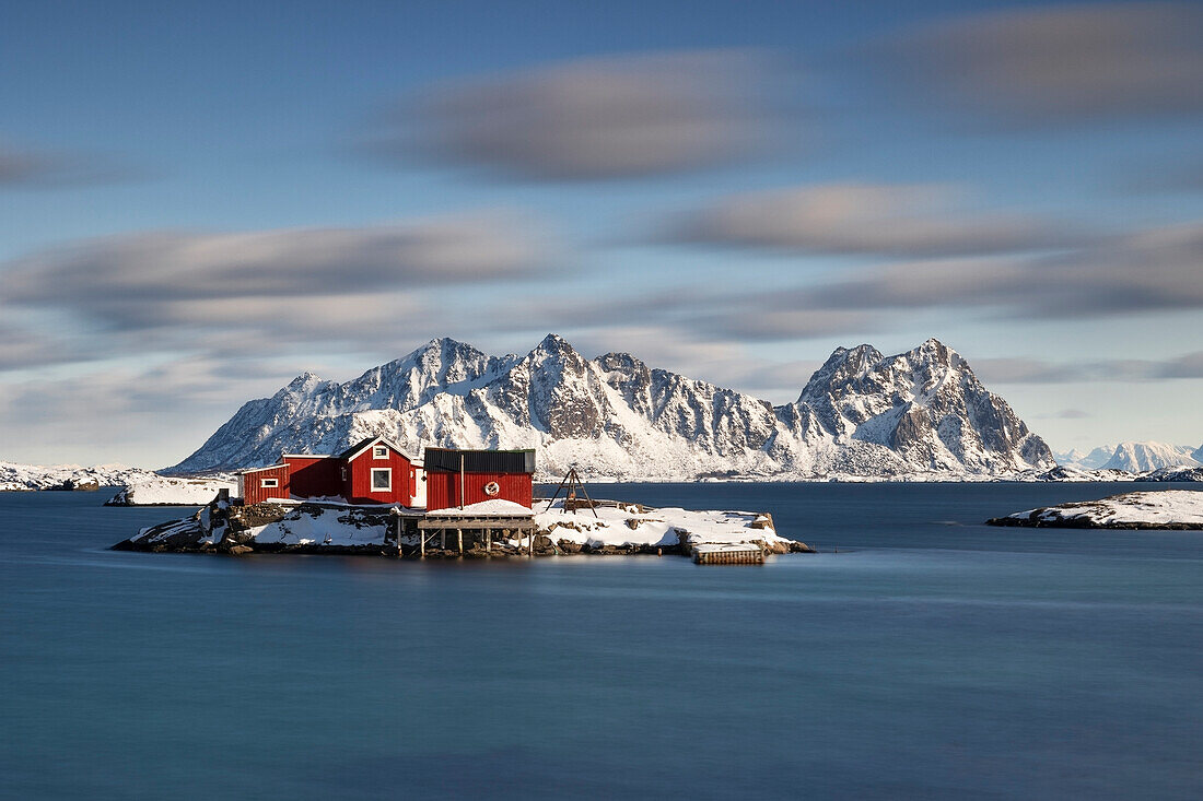 eine Langzeitbelichtung, um die Stille an einem Winternachmittag in Svolvaer, Lofoten, Norwegen, Europa, einzufangen