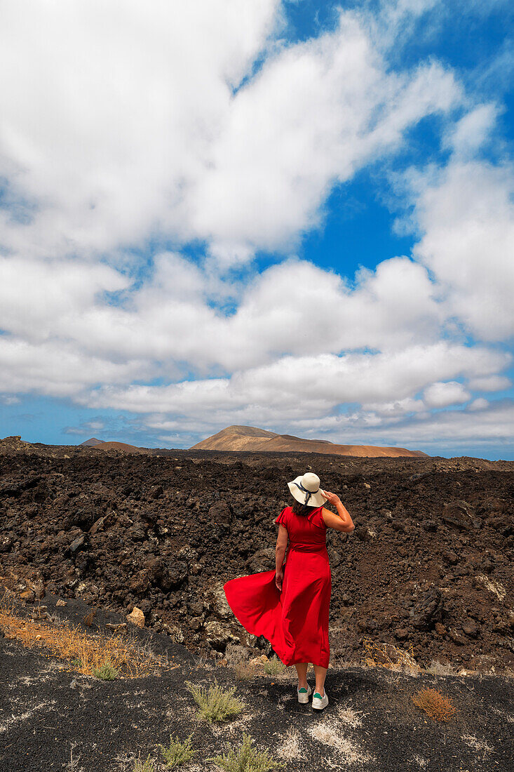 ein Tourist genießt die schöne Aussicht beim Spaziergang über das Lavafeld in der Nähe des Vulkans Caldera Blanca, Lanzarote, Kanarische Insel, Spanien, Europa