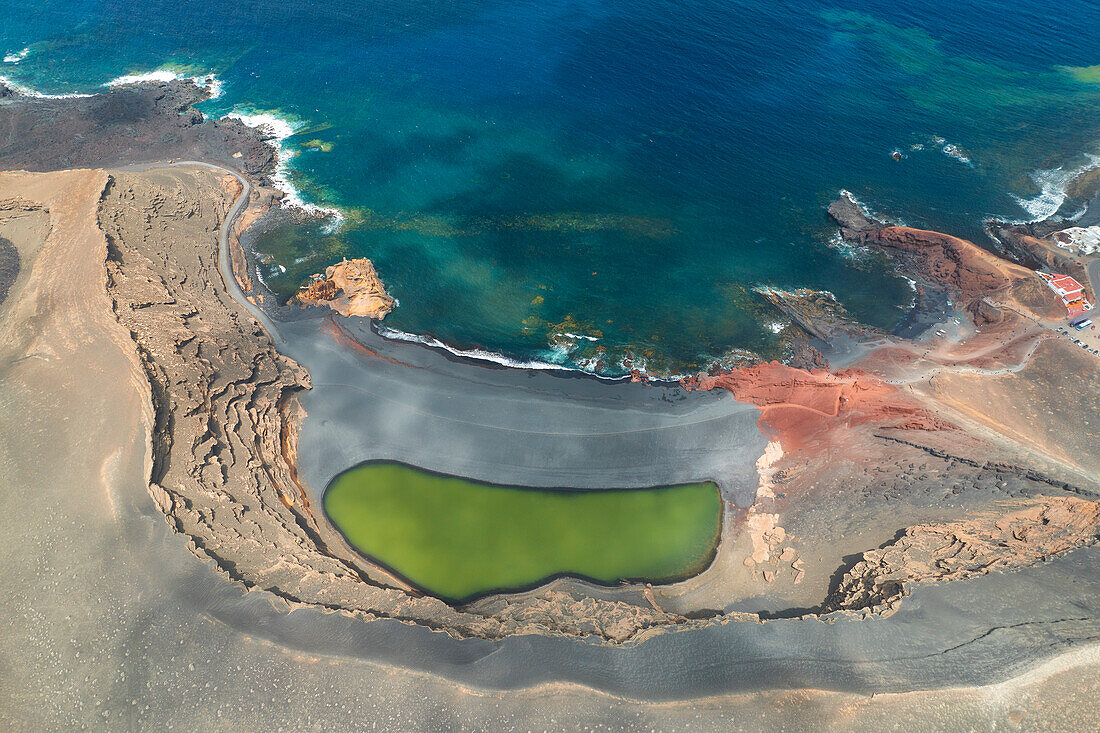 Luftaufnahme per Drohne von Charco de Los Clicos, Lanzarote, Kanarische Insel, Spanien, Europa