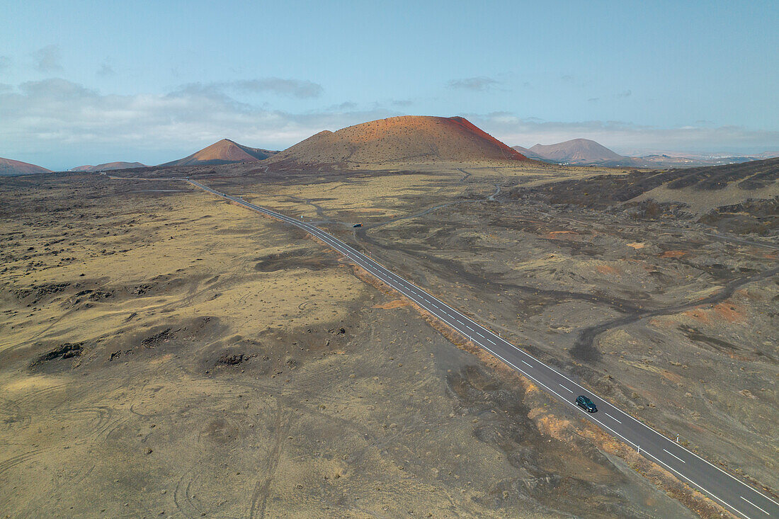 Luftaufnahme der Straße in der Nähe des Vulkans Caldera Colorada, Lanzarote, Kanarische Insel, Spanien, Europa, per Drohne