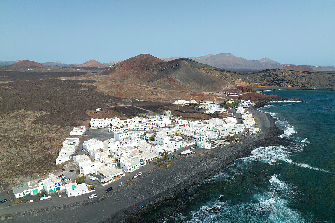 Luftaufnahme des kleinen Fischerdorfes El Golfo, Lanzarote, Kanarische Insel, Spanien, Europa, per Drohne aufgenommen