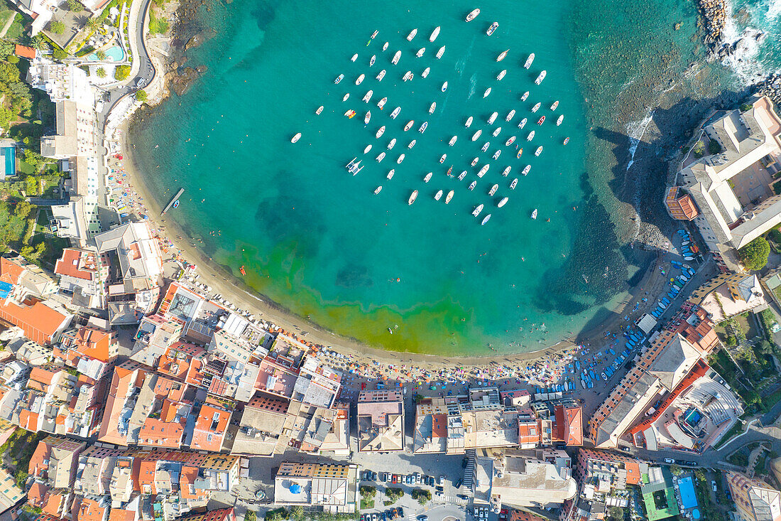 Luftaufnahme der Bucht von Silenzio, während eines Sommertages, Gemeinde Sestri Levante, Provinz Genua, Region Ligurien, Italien, Europa
