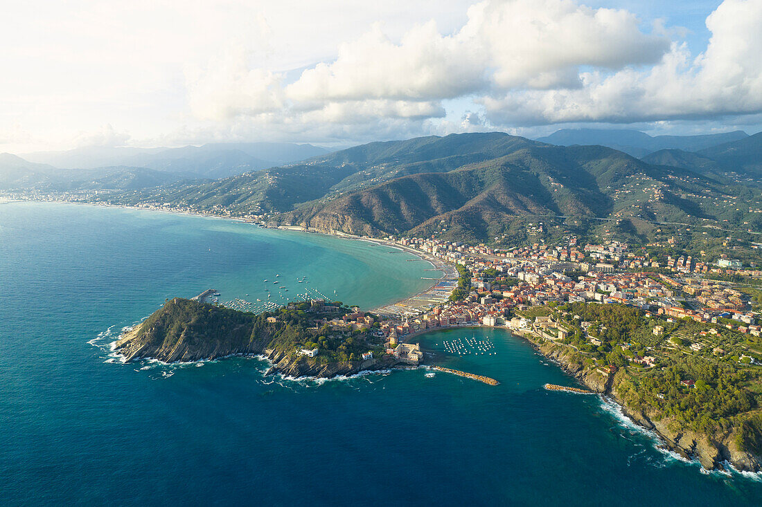 Luftaufnahme der Bucht von Silenzio, während eines Sommertages, Gemeinde Sestri Levante, Provinz Genua, Region Ligurien, Italien, Europa