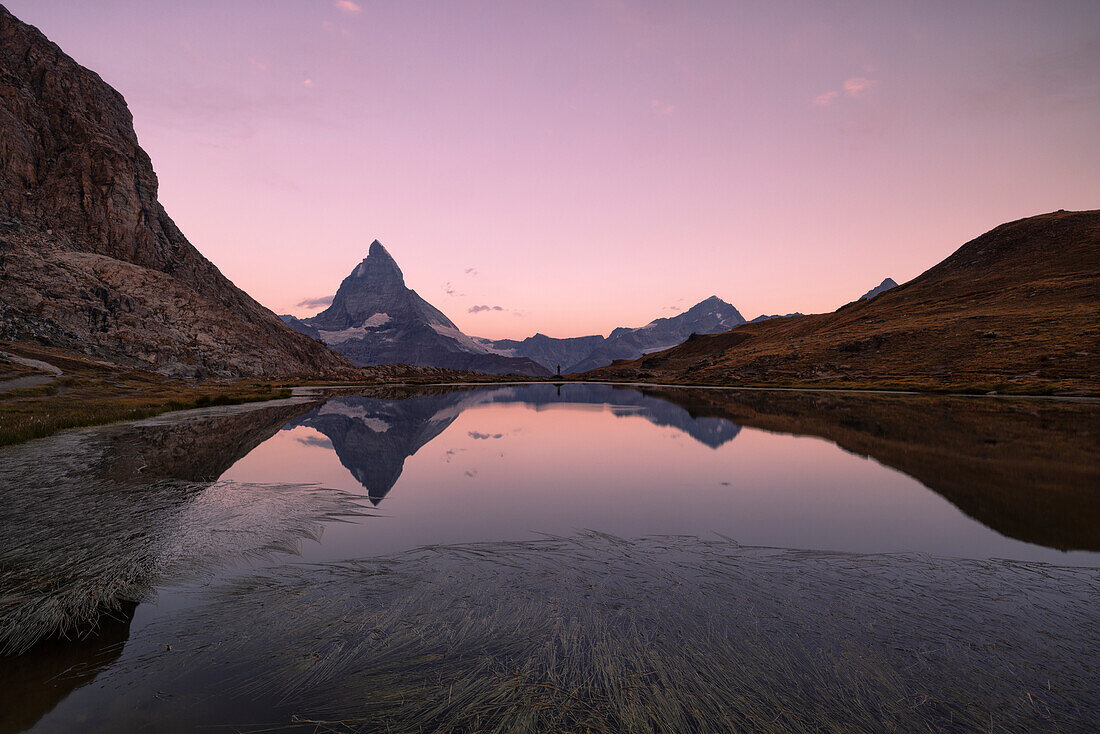 der Riffelsee an einem Sommermorgen, mit dem berühmten Matterhorn im Hintergrund, Zermatt, Kanton Wallis, Schweiz, Europa