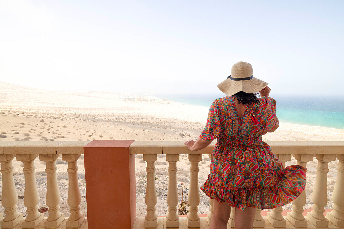 ein Tourist bewundert die Aussicht vom Balkon in der Nähe der Playa de Sotavento an einem sonnigen Sommertag, Fuerteventura, Kanarische Insel, Spanien, Europa