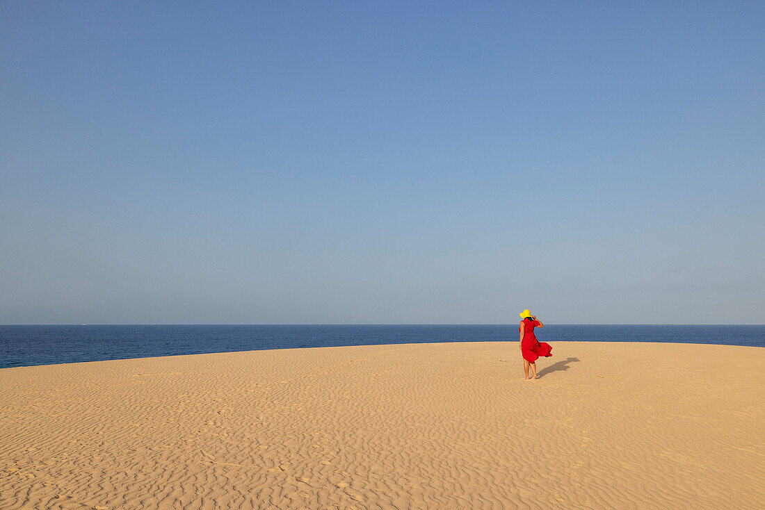 ein Tourist bewundert die Aussicht auf die Dünen des Naturparks von Corralejo, Fuerteventura, Kanarische Insel, Spanien, Europa