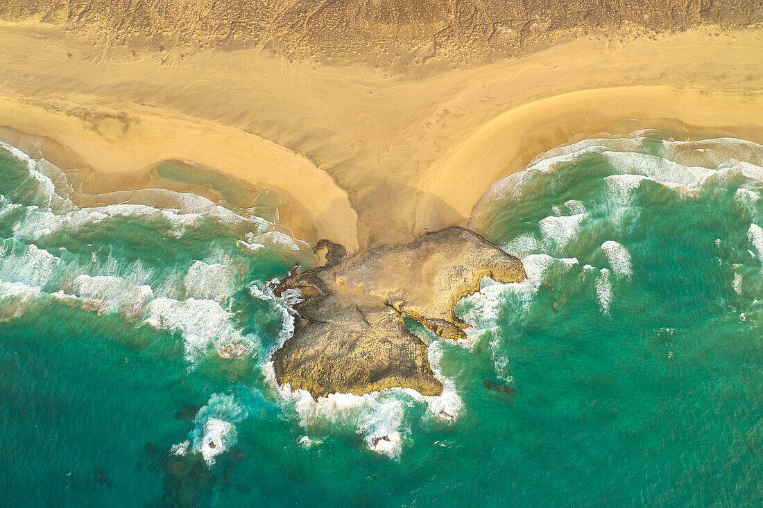 Vertikale Luftaufnahme von El Isote an einem Sommertag, Playa de Cofete, Natura Park de Jandia, Fuerteventura, Kanarische Insel, Spanien, Europa