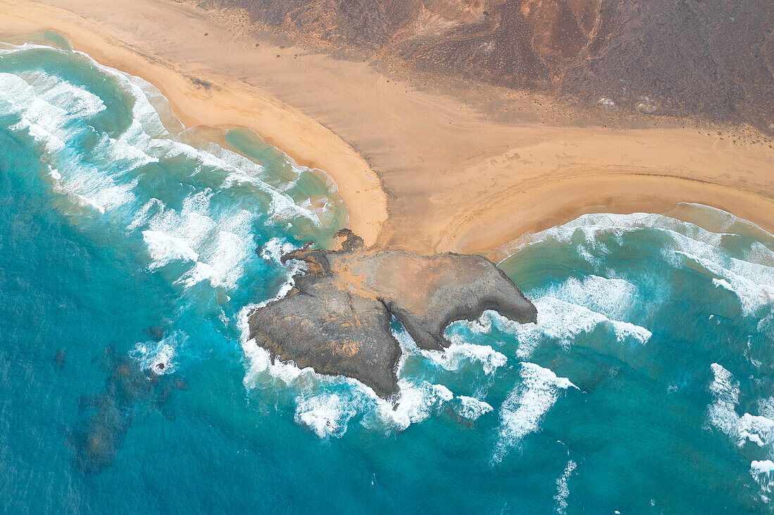 Vertikale Luftaufnahme von El Isote an einem Sommertag, Playa de Cofete, Naturpark de Jandia, Fuerteventura, Kanarische Insel, Spanien, Europa