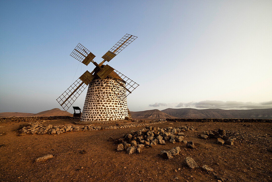 das Licht des Nachmittags umhüllt den Molino de Villaverde während eines Sommertages, Fuerteventura, Kanarische Insel, Spanien, Europa