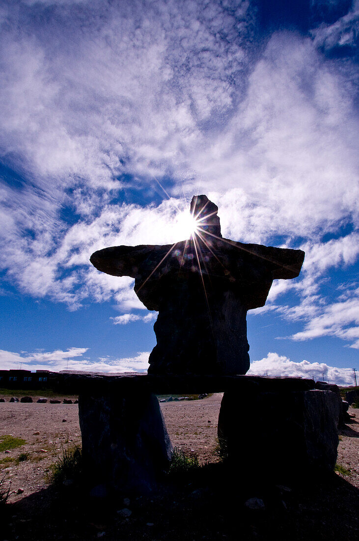 Inuksuit gehören zu den wichtigsten Objekten, die von den Inuit geschaffen wurden, die als erstes Volk Teile Alaskas, des arktischen Kanadas und Grönlands besiedelten. Der Begriff Inuksuk (Singular von Inuksuit) bedeutet "in der Eigenschaft eines Menschen handeln". Er ist eine Erweiterung des Begriffs Inuk, der "ein menschliches Wesen" bedeutet... Diese Steinfiguren wurden in der zeitlichen und spirituellen Landschaft aufgestellt. Neben vielen praktischen Funktionen dienten sie als Jagd- und Navigationshilfen, Koordinationspunkte, Wegweiser und Nachrichtenzentren.