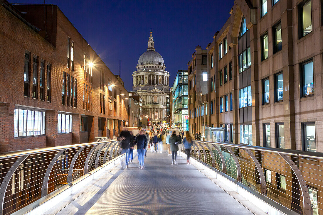 St. Pauls Kathedrale von der Millennium Bridge am Abend, London, Großbritannien, UK