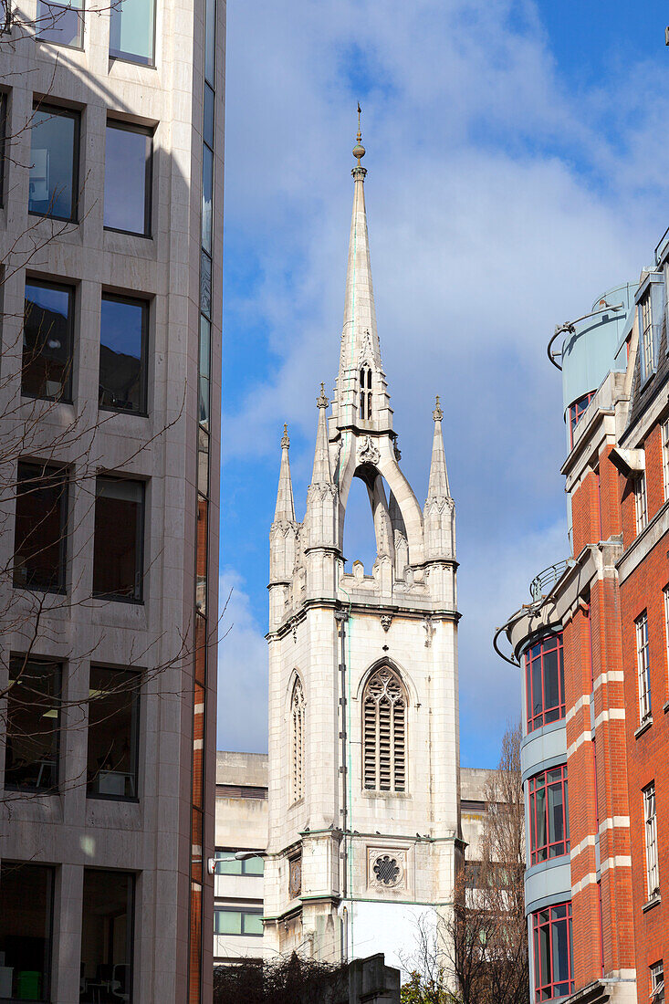 Der Glockenturm der St. Mary-at-hill Church, City of London, London, Großbritannien, UK