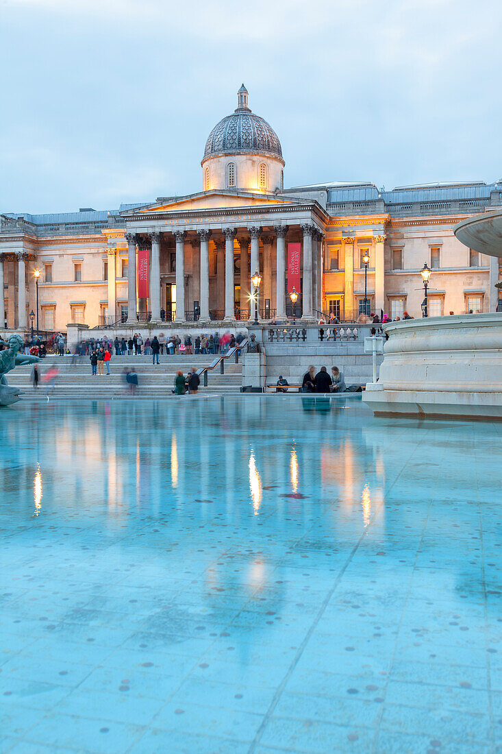 Die Nationalgalerie in der Abenddämmerung, Trafalgar Square, London, Großbritannien, UK