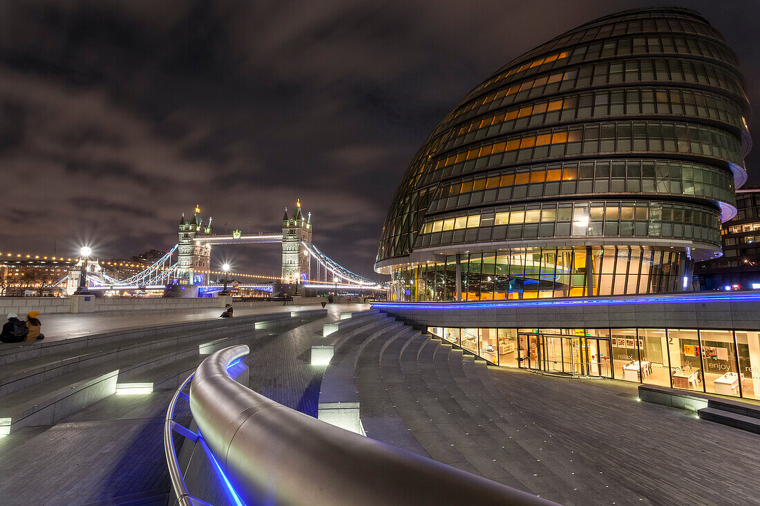 Tower Bridge und City Hall am Abend, Southwark, London, Großbritannien, UK