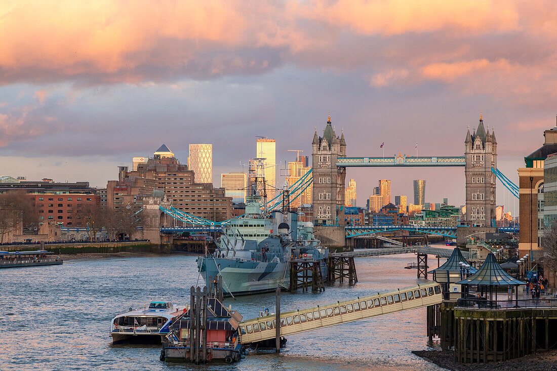 Tower Bridge und HMS Belfast vom Queen's Walk aus bei Sonnenuntergang, London, Großbritannien, UK