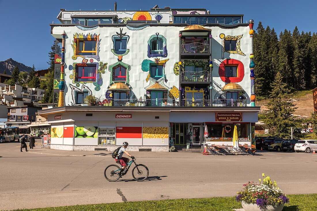 Eigenwillig bemaltes Gebäude im Ortszentrum von Arosa, Kanton Graubünden, Schweiz