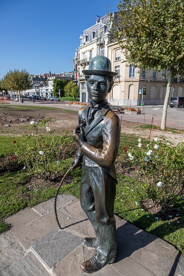 Statue von Charlie Chaplin in seiner bekannten Rolle des Tramps im Stadtzentrum von Vevey, Ufer des Genfer Sees, Kino, Vevey, Kanton Waadt, Schweiz